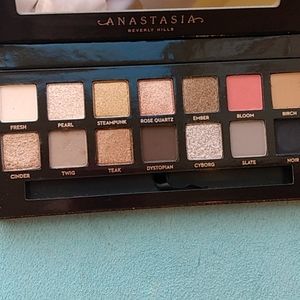 Anastasia Beverly Hills Sultry eyeshadow palette